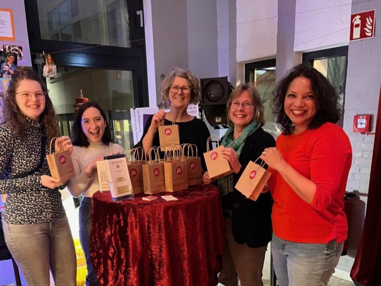 Mitwirkende: Möglichmacherinnen des kreativ:LABORs und Politikerinnen des Bündis 90/die Grünen